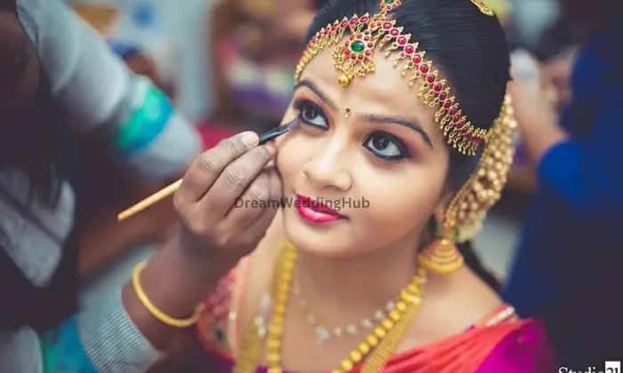RAVALI Professional Makeup