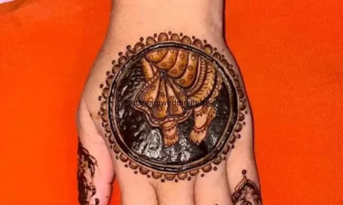 Kunjal mehandi artist