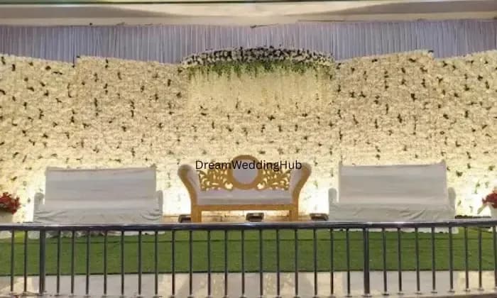 Hanif Mantap and  decorator