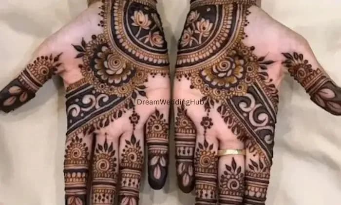 Shivi mehndi artist