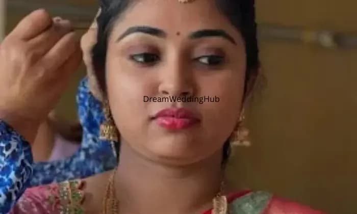 New shades beauty parlour