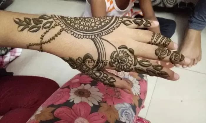 Mahendi artist Gulnaz