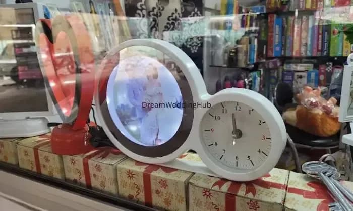 Gift station and art