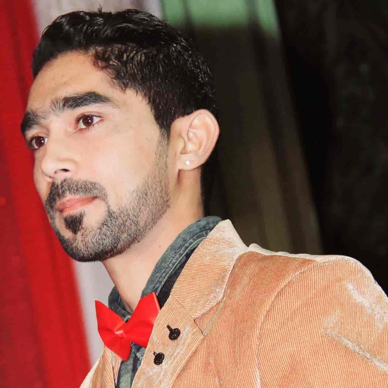 Anchor Himanshu Shukla