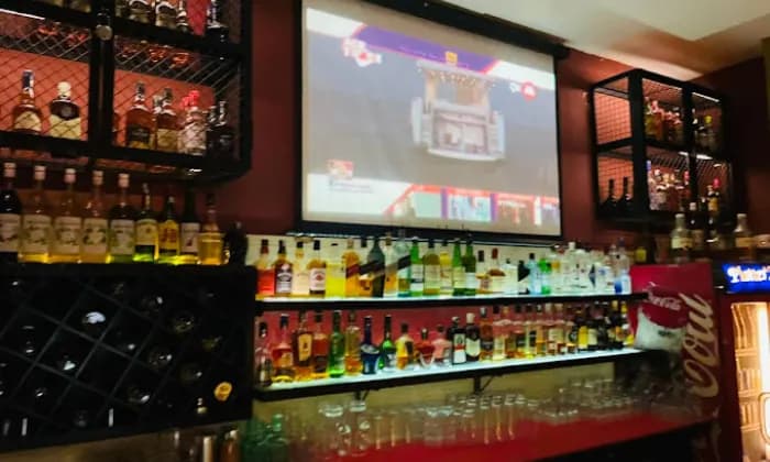 Platters Restaurant & Bar