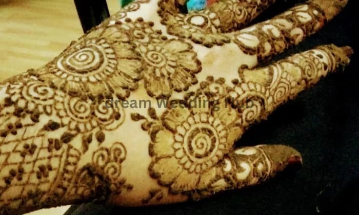 NILA MINA  MAHENDHI ARTIST