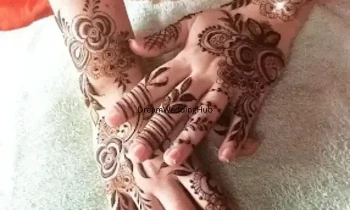 Henna art by Gurusha Chauhan