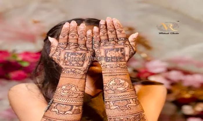VR MEHNDI & NAILS STUDIO
