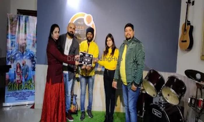 Kaur sukhi // punjabi and hindi singer// contact for live shows and punjabi lady sangeet of groom and bride