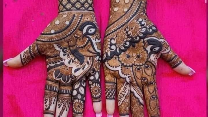 AR Mehndi artist