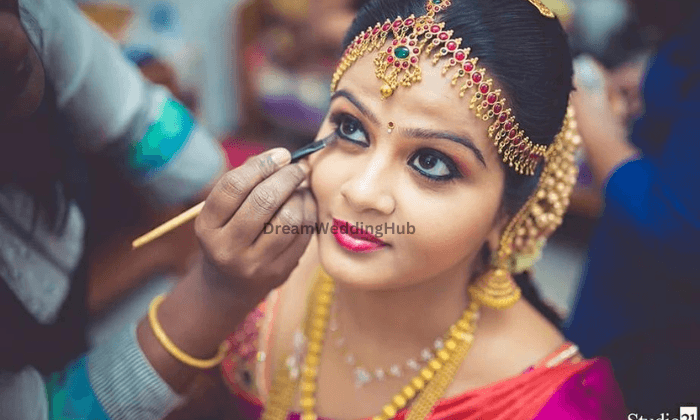 RAVALI Professional Makeup