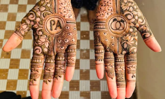 Mehroon mehndi artist