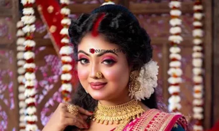 Makeup and nail artist piya