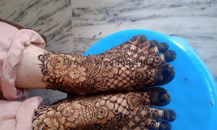 Nayera Mahendi artist Nayera Mahendi artist