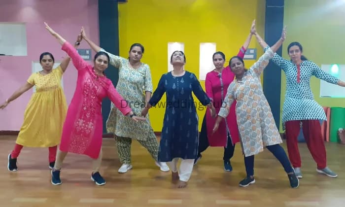 Splashing StepsZUMBAAEROBICS Fitness Studio Splashing StepsZUMBAAEROBICS Fitness Studio